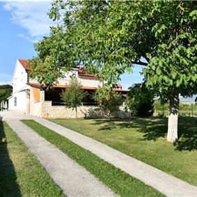 3 Bedroom Villa with Pool & Tennis Court near Sinj, sleeps 8